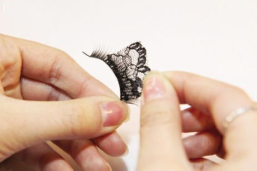 Apply eyelash glue to the roots Apply eyelash glue to the roots